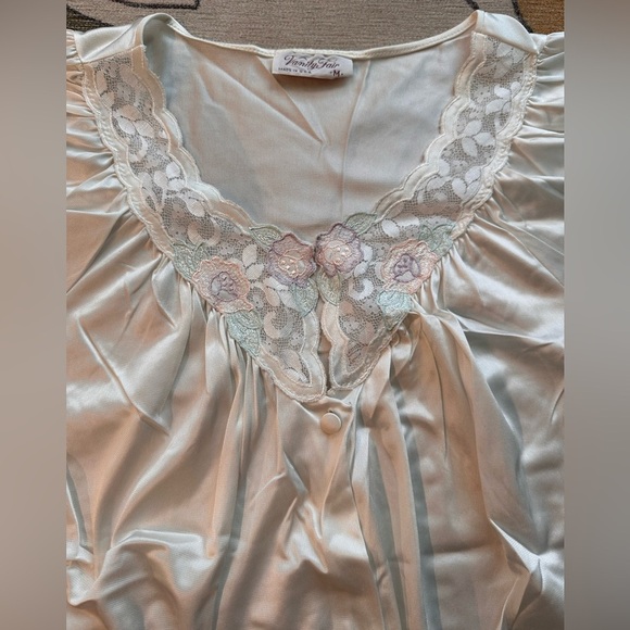 Vintage Vanity Fair White w/ Colorful Flower Lace Details Sleep shirt. Size Med - Picture 2 of 9